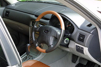 インテリアのオプション「フィールドパッケージ」のシナモンブラウン内装。ステアリングホイールやシフトレバーは本革巻き。シートもレザー＆ファブリックのコンビネーションシートとなる。15インチアルミホイールも装着される。