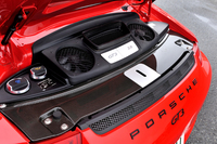 3.8リッターの水平対向エンジンは、「911カレラ」シリーズの直噴ユニットがベースになった。475psと44.9kgmを発生する。