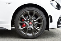 タイヤサイズは前後とも205/45R17。参考までに「ロードスター」は195/50R16。