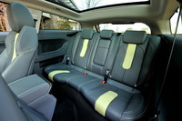 このテスト車には「Prestige/Dynamicテクノロジーパック」（29万円）と呼ばれるオプションが付く。パノラミックグラスルーフ、キーレスエントリー、アダプティブ・キセノンヘッドランプ、パワーテールゲート、コールドクライメートパック、ステアリングホイールヒーターがその内容。