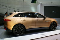 ボディーサイズは全長4718×全幅1959×全高1649mmと、幅の広さが特徴的。ホイールベースは2905mm。