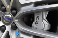 新デザインのポールスターホイール。ブレーキにはブレンボの6ピストンキャリパーが装着される。