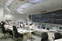 NEXCO東日本交通管制室の様子。70インチのパネルを14枚使った2.5×10mの画面に向かい、道路状況を確認しながらさまざまな対応をする。

