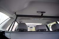 荷室とキャビンとは、ネットで分けられる。ラゲッジスペースを区分するバーやラックは、床下に収納可能。セルフレベリング機能も用意される。