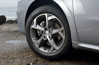 上級モデルの「グリフ」には17インチのアロイホイールが備わる。エントリーモデル「アリュール」のものは、デザインの異なる16インチ。