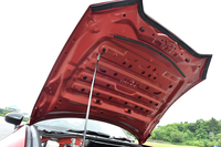 「S」のボンネットフードの裏側。上級グレードには備わるインシュレーターが省かれている。
    