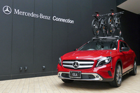 「Aクラス」などにも採用されるFF車用プラットフォームを使って開発された「メルセデス・ベンツGLAクラス」。こうして見ると、確かにSUVのような、ハッチバックのような……。
    