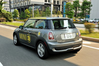 最高速度は電子制御で152km/hに制限される。EVは速度が上がるほど電気の消耗が早くなるためだろう。