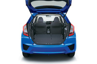 「ハイブリッド・Fパッケージ」のラゲッジルーム。