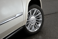 タイヤサイズは全車共通で285/45R22。「プラチナム」にはシルバー塗装が施された、9スポークの専用アルミホイールが装備される。
    