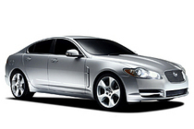【スペック】XF 4.2 V8：全長×全幅×全高＝4961×1877×1460mm／ホイールベース＝2910mm／車重＝1749kg／駆動方式＝4WD／4.2リッターV8DOHC32バルブ（298ps/6000rpm、41.9kgm/4100rpm）