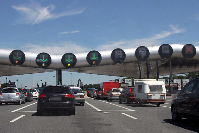 フランス・オートルートの料金所で2010年7月19日撮影。収受員のいるところばかりに列ができる。