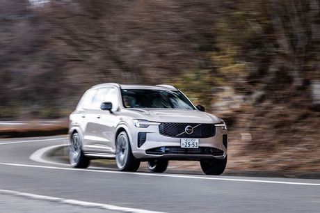 2016�N�ɏ㗤����2��ڂƂȂ�{���{�̃t���b�O�V�b�vSUV�uXC90�v�̍ŐV�A�b�v�f�[�g���f���Ɏ���B�p���t��...