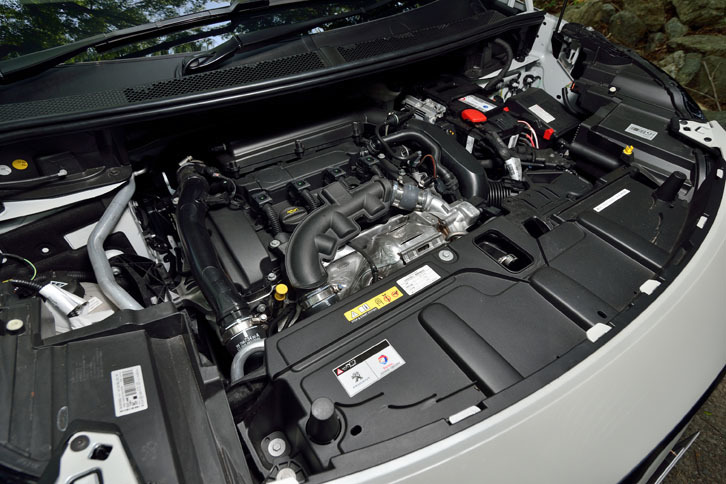 1.6リッター直4ターボエンジンは165psと240Nmを生み出す。JC08モード燃費は14.5km/リッター。