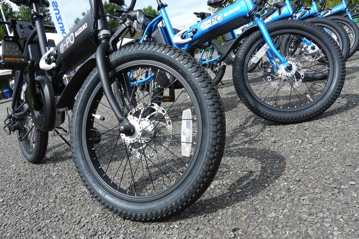 乗り心地や段差の乗り越えなどに配慮し、タイヤにはベース車より太いものを採用。それでも、人力走行時に「ペダルが重くてしんどい」といったことはなかった。