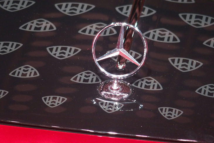 「オブシディアンブラック（メタリック）」のボンネットにはグラファイトグレーのマイバッハパターンが入り、その中央にはクロームフィンが備わる。