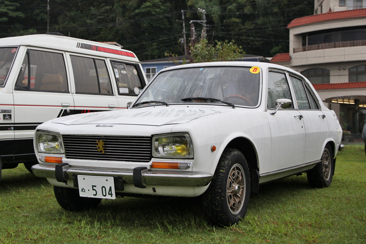 1973年「プジョー504」。正規輸入されたモデルの多くはディーゼルエンジンを積んだ「504D」だったが、この個体はガソリンエンジン搭載車だった。
