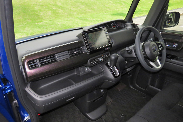 ホンダN-BOXカスタムG・L Honda SENSING（インストゥルメントパネルまわり）