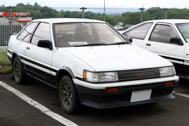 “ハチロク”のイベントだけに、多くのAE86も集結。近年は『頭文字D』人気もあり、圧倒的に「スプリンタートレノ」のハッチバックが人気だが、当時の人気は「カローラレビン」が圧倒的。特にボディー剛性の面から、2ドアクーペが走り屋から支持された。写真は、グリルシャッター付きの前期型だ。