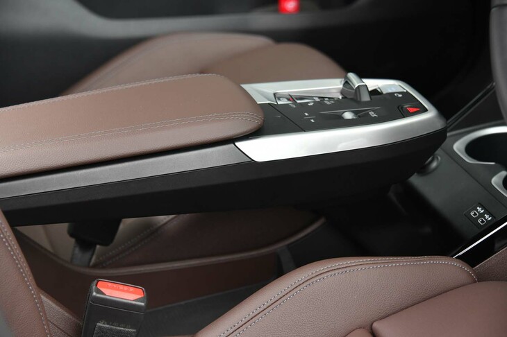 フローティング構造のセンターコンソールを採用。アームレストの下には浅い収納スペースが隠れている。