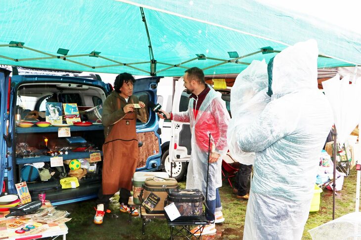 フランスからメディアも来日しており、「YOUは何しにカングージャンボリーへ？」的な突撃取材を実施。日本語でのサポートもなく、「英語かフランス語で！」というリポーターのムチャぶり（？）に、一生懸命に応じていた「カングー」ファンの皆さんの頑張りに、ルノー・カングーへの愛を感じた。