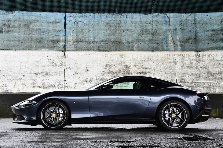 【フェラーリ・ローマ】
	ボディーサイズ：全長×全幅×全高＝4656×1974×1301mm／ホイールベース：2670mm／車重：1570kg（空車重量）、1472kg（乾燥重量）／駆動方式：FR／エンジン：3.9リッターV8 DOHC 32バルブ ターボ／トランスミッション：8段AT／最高出力：620PS（456kW）/5750-7500rpm／最大トルク：760N・m（77.5kgf・m）/3000-5750rpm／タイヤ：（前）245/35ZR20 95Y／（後）285/35ZR20 104Y（ミシュラン・パイロットスポーツ4 S）／燃費：11.2リッター/100km（約8.9km/リッター、WLTP複合モード）／価格：2682万円
	
	【取材時の燃費データ】
	テスト距離：244.7km（市街地2：高速道路6：山岳路2）／使用燃料：34.3リッター（ハイオクガソリン）／参考燃費：7.1km/リッター（満タン法）