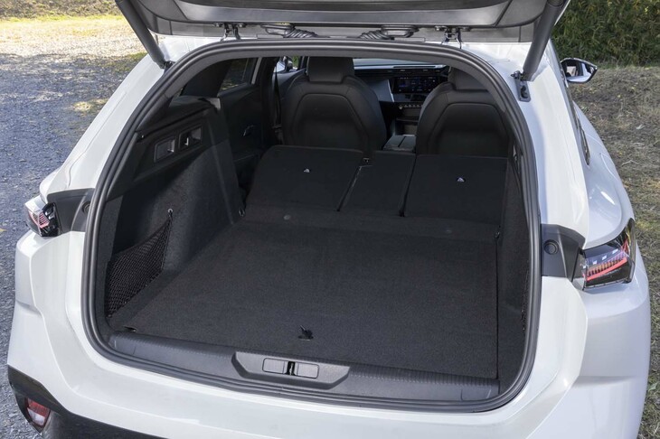 後席の背もたれをすべて倒したときの荷室容量は1634リッター。背もたれに連動して座面が沈み込むため、床面はおおむねフラットだ。