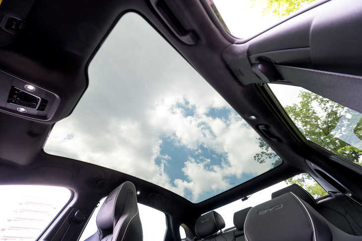 パノラミックガラスルーフはキャビン全体をカバー。シェードは備わっていないが、紫外線カット率99％、可視光線透過率4.2％の二重構造のため車内が暑くなりにくい。