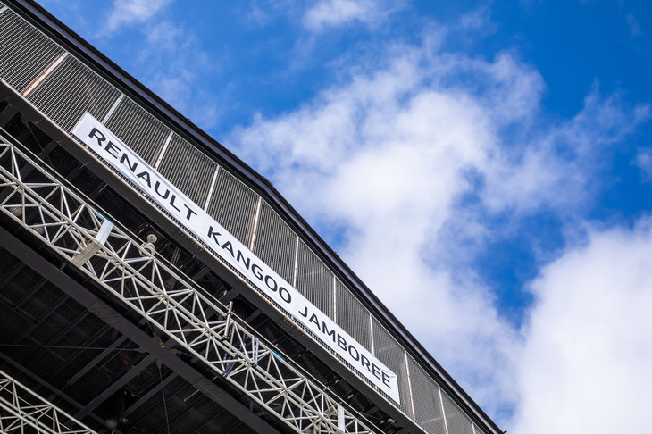 山梨・山中湖交流プラザ きららの中心となるシアターひびきに掲げられた「RENAULT KANGOO JAMBOREE」のフラッグ。