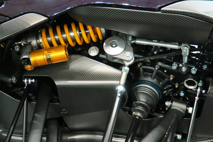 とにかく走ることに特化した「Mono」。サスペンションは前後ともにダブルウイッシュボーン式で、レースカーのようにコイルオーバーショックを車体側に装備するインボードサスペンションとなっている。