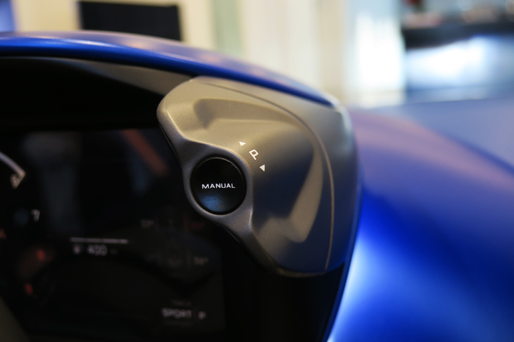 マクラーレン・エルヴァ（ドライブモードセレクターのスイッチ）