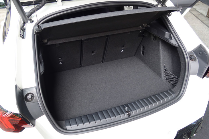 BMW M135 xDrive（ラゲッジスペース）