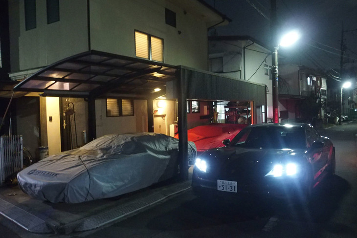 取材当日の夜8時、わが家に「ポルシェ・タイカン ターボ」が到着した。ボディーが黒っぽくてまるで形がわからないが、ボディーサイズは全長×全幅×全高＝4963×1966×1381mm、ホイールベースは2900mmとのこと。