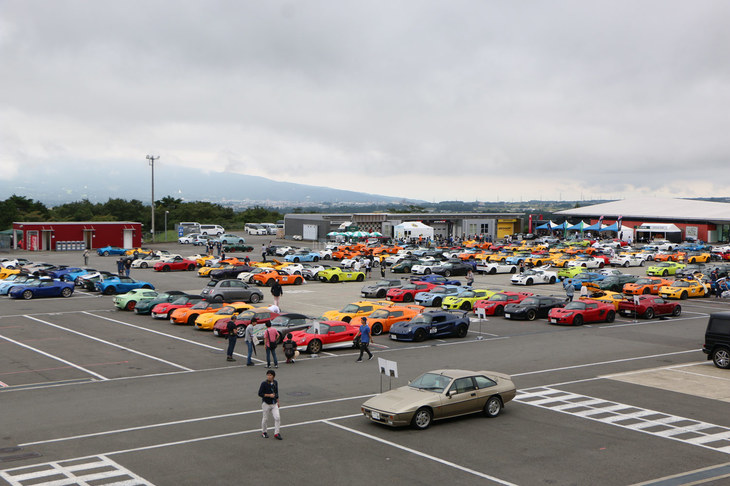 Aパドックを埋め尽くした新旧ロータス。中心となるのは、「エリーゼ」「エキシージ」「エヴォーラ」などの現行型モデルだが、その中に、「エクセル」（写真手前）などの貴重なロータスの姿も見受けられた。