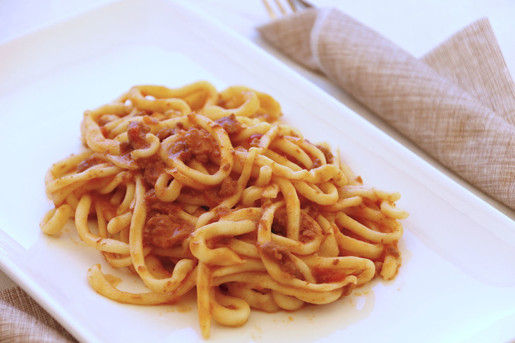 店のメニューから。モンテプルチャーノ近辺の名物である太麺「ピチ」。