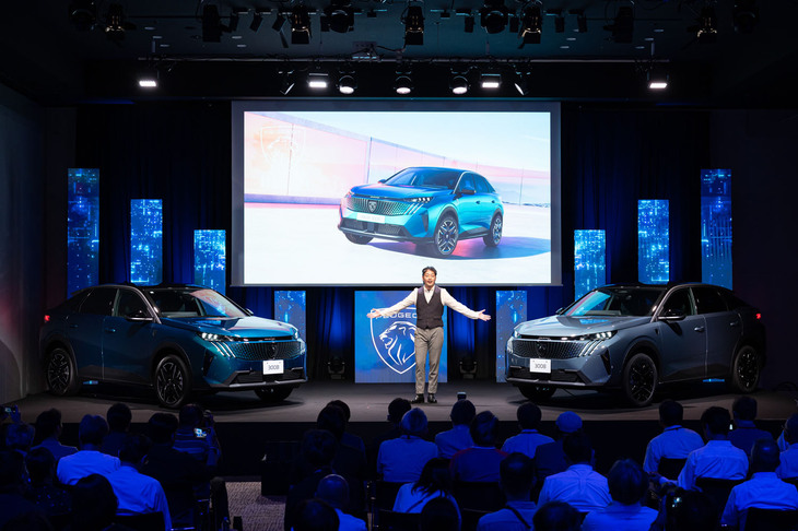 「プジョー3008」の発表イベントでステージに立ったプジョーブランド統括の小川準平氏。