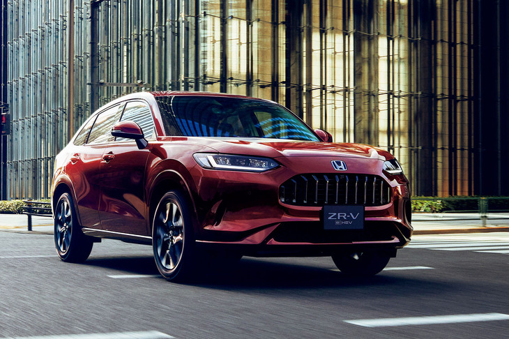 2022年11月に登場したホンダの新型SUV「ZR-V」は、CセグメントとDセグメントの中間あたりに位置するサイズ感と、滑らかな面で構成されるエクステリアデザインが特徴とされる。特にフロントまわりのデザインは個性が強く、好き嫌いが分かれているようだ。