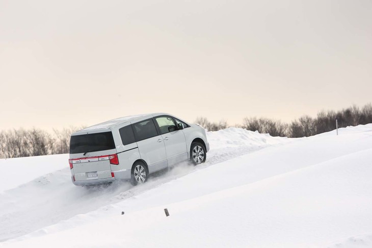 フリクションの低減や燃焼室形状の改良、新型インジェクターの採用などにより、2.2リッターディーゼルエンジンは従来型よりも20Nmアップの380Nmを発生する。