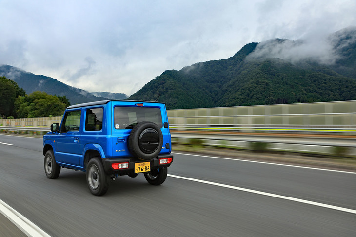 オフロード車ならではの粘り強いエンジン特性を味わうなら、やはりMTが好適。街なかでのちょっとせわしない操作性も含め、昔ながらの「ジムニー」の走りを味わうことができた。