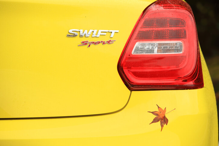 ボディーカラーは全6色。初代から受け継がれる「チャンピオンイエロー」は、「スイフトスポーツ」の専用色となっている。