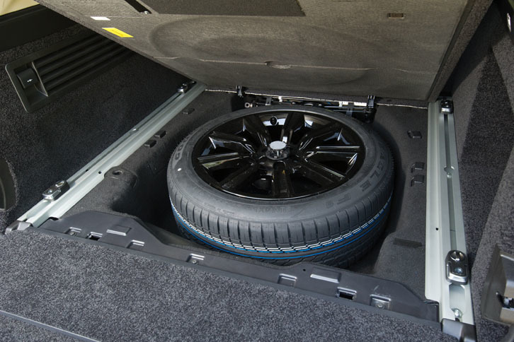 ラゲッジルームの床下にはフルサイズのスペアタイヤ（オプション）が収納される。銘柄は「グッドイヤー・イーグルF1アシメトリックSUV」で、サイズは275/45R21。