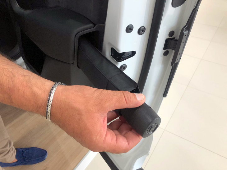 折り畳み傘入れ。「日産パルサー」（N13型）の3ドアにおいて、側面後窓の下に傘を収納するものがあったが、「コディアック」では前ドアに差し込む。