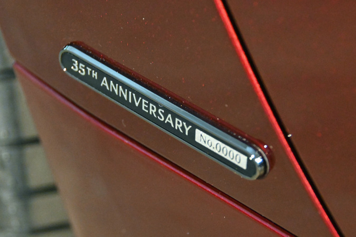 ボディー側面には「35th ANNIVERSARY」ロゴとシリアルナンバーを組み合わせたバッジが付く。台数限定販売ではないので、ナンバーがどこまで伸びるか楽しみだ。