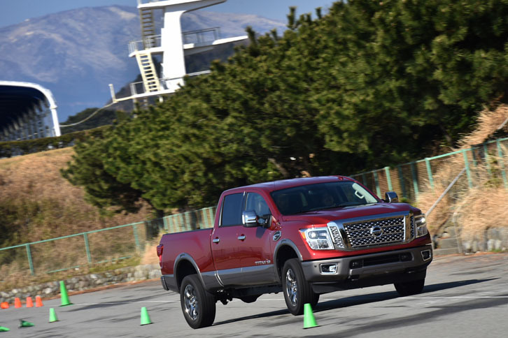 パイロンスラロームに挑む「タイタンXD」。