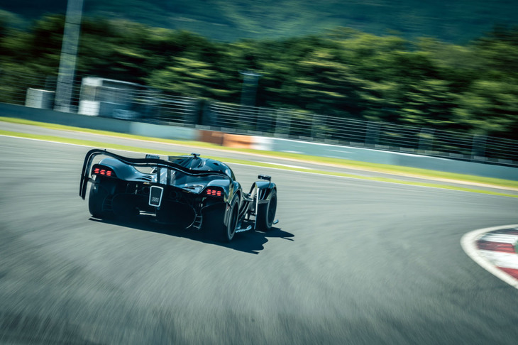 富士スピードウェイで行われた「アストンマーティン・ヴァルキリーAMR Pro」披露会の様子。