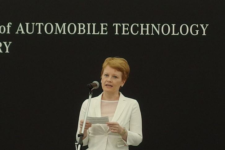 駐日ドイツ連邦共和国大使館 参事官のメルヴィ・カーロス氏。
	 