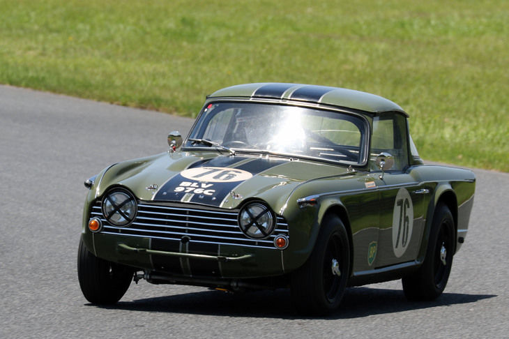 1～3位を占めた「ロータス・エラン」に続いて4位に入った1965年「トライアンフTR4A」。