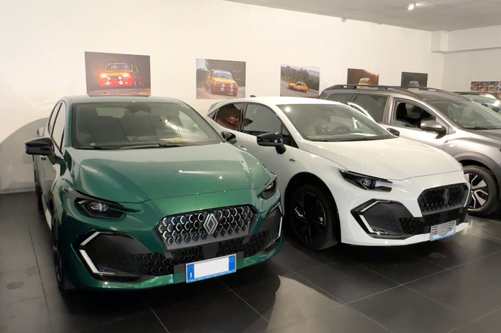 納車を待つ新型「クリオ」。後方の写真パネルにはカザーリ氏の勇姿が。