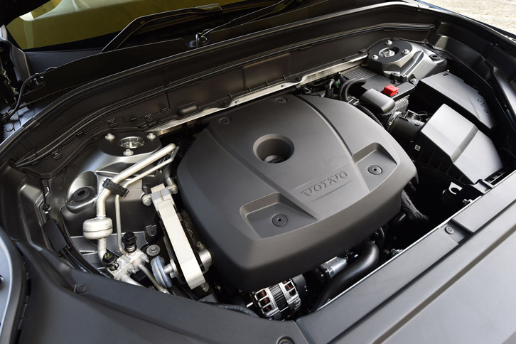 「B420」と呼ばれる2リッター直4ガソリンエンジン。「T6」のものにはターボとスーパーチャージャーの両方が装備されており、最高出力320ps、最大トルク40.8kgmを発生する。