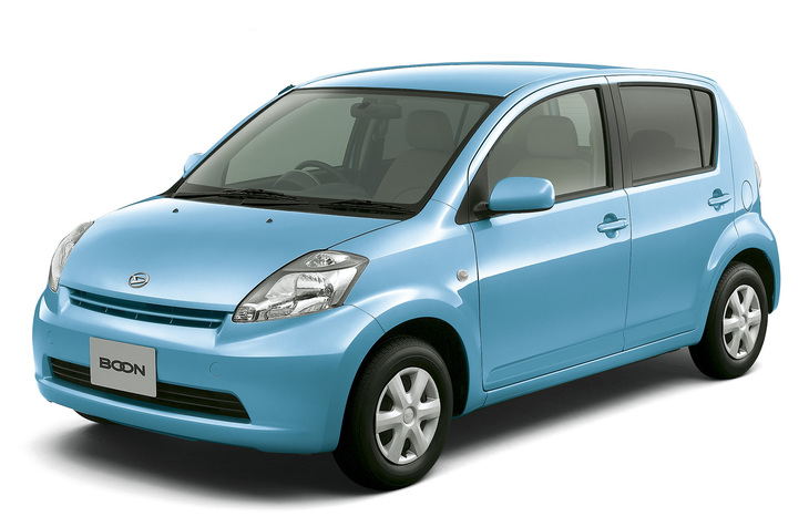 2004年に登場した、トヨタとダイハツが共同開発した5ドアハッチバックで、「ストーリア／デュエット」の後継モデル。写真のダイハツ版が「ブーン」、トヨタ版が「パッソ」と名乗る。エンジンは1.3リッター直4も用意されるが、中心は1リッター直3。ベーシックモデルの90万円（税別）という価格は軽ハイトワゴンの廉価モデルなみだった。